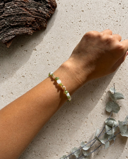 Handgefertigtes Earthlight Armband aus Peridot Mondstein und Rutilquarz mit goldfarbenen Edelstahlperlen
