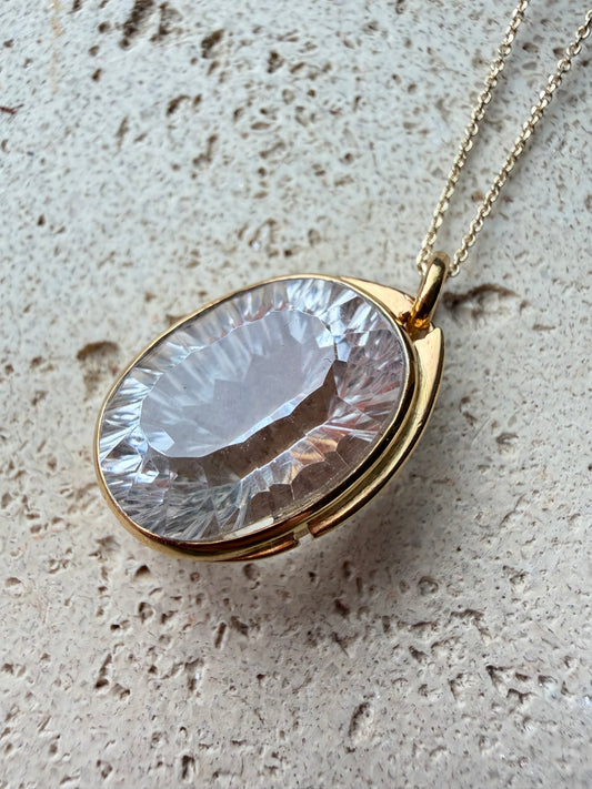 Bergkristall Concave Cut Anhänger mit vergoldeter 925-Silberkette – Naturlichtmagie