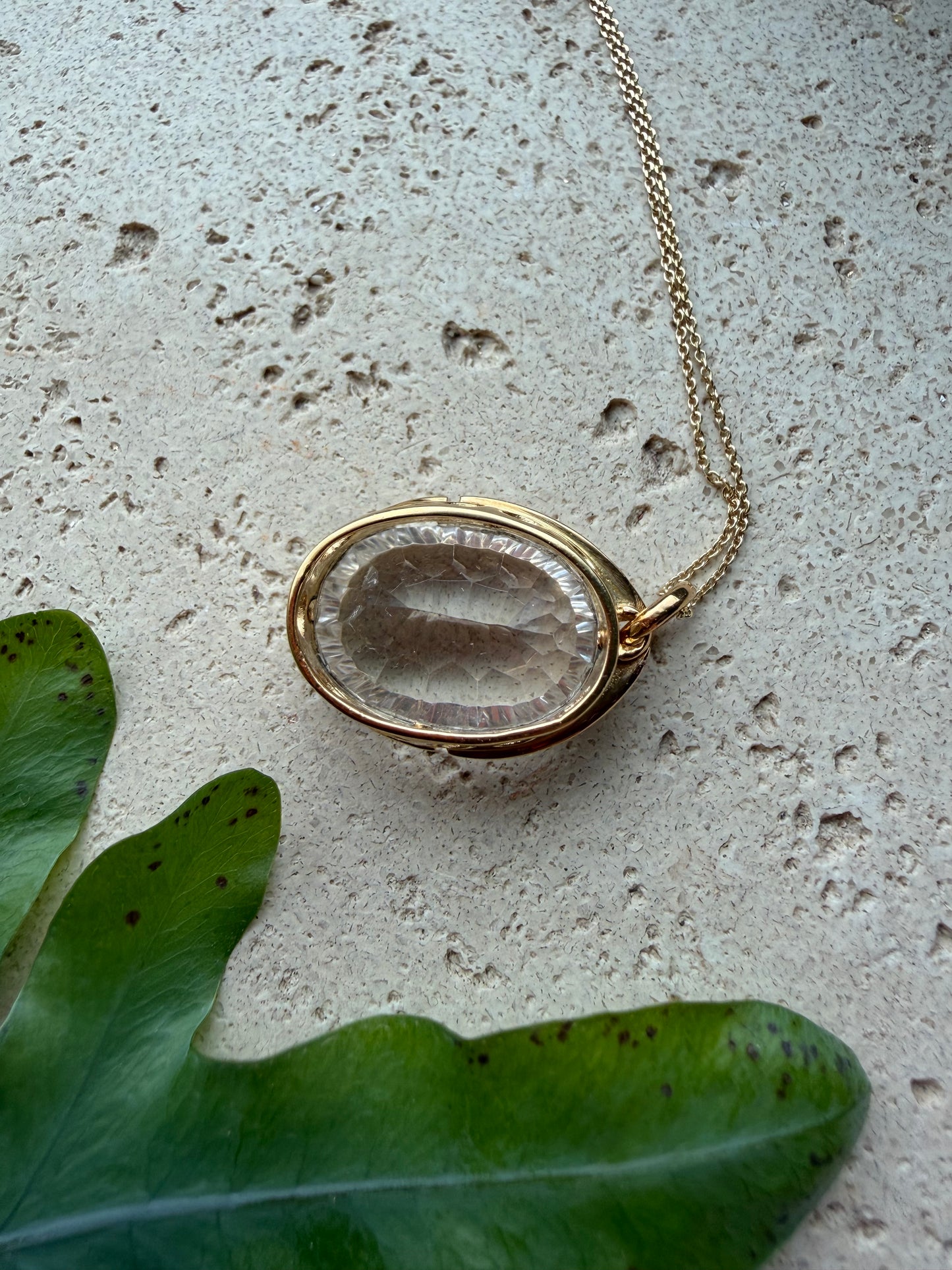 Bergkristall Concave Cut Anhänger mit vergoldeter 925-Silberkette – Naturlichtmagie