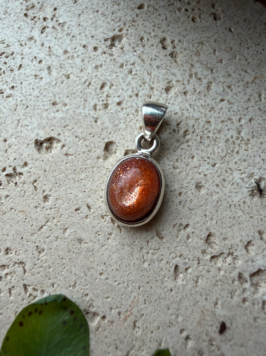 Oval geformter Sonnenstein-Anhänger in 925 Silber, ca. 1 cm – Naturlichtmagie