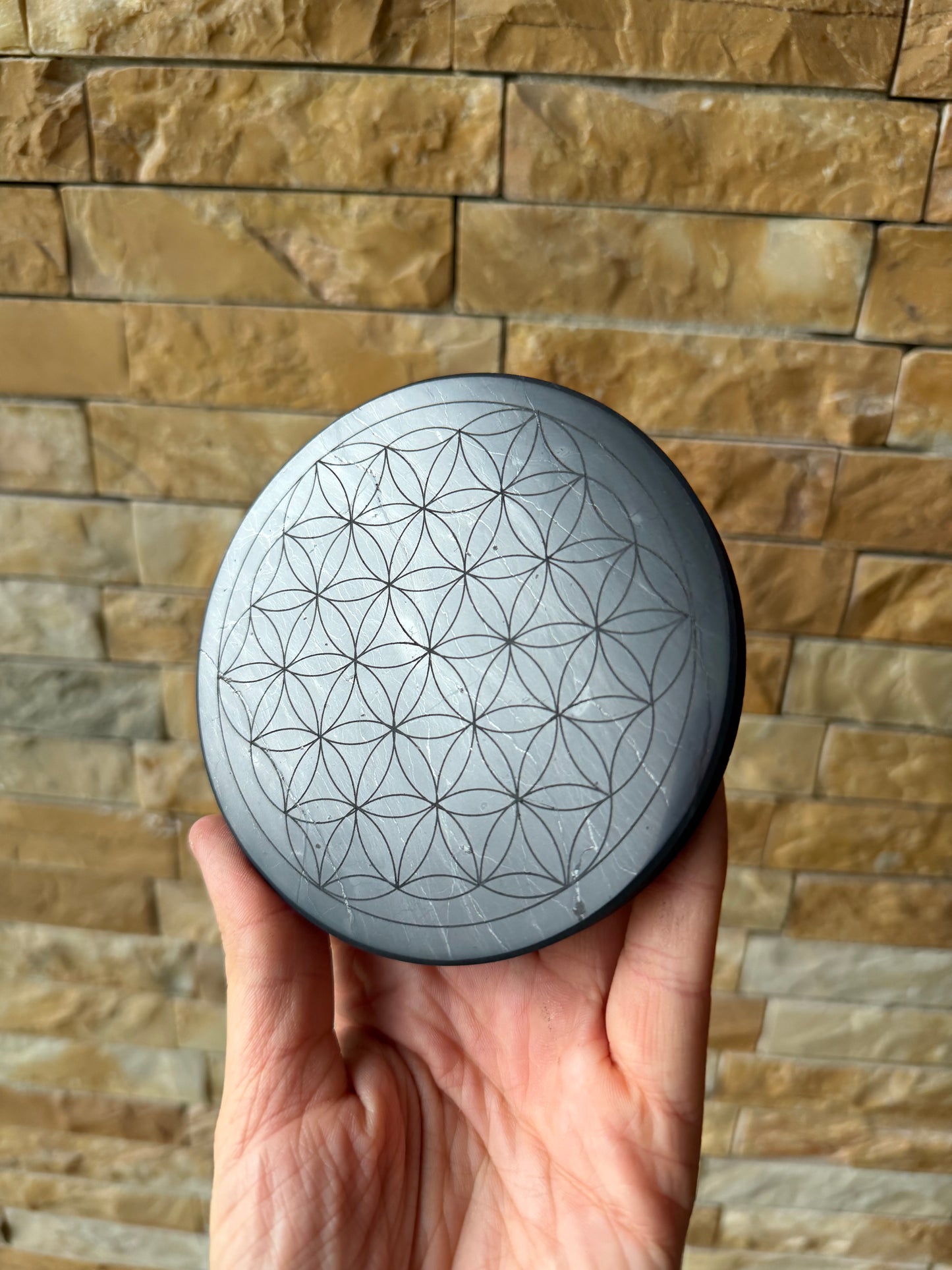 Schungit Platte rund mit der Blume des Lebens (Gravur)