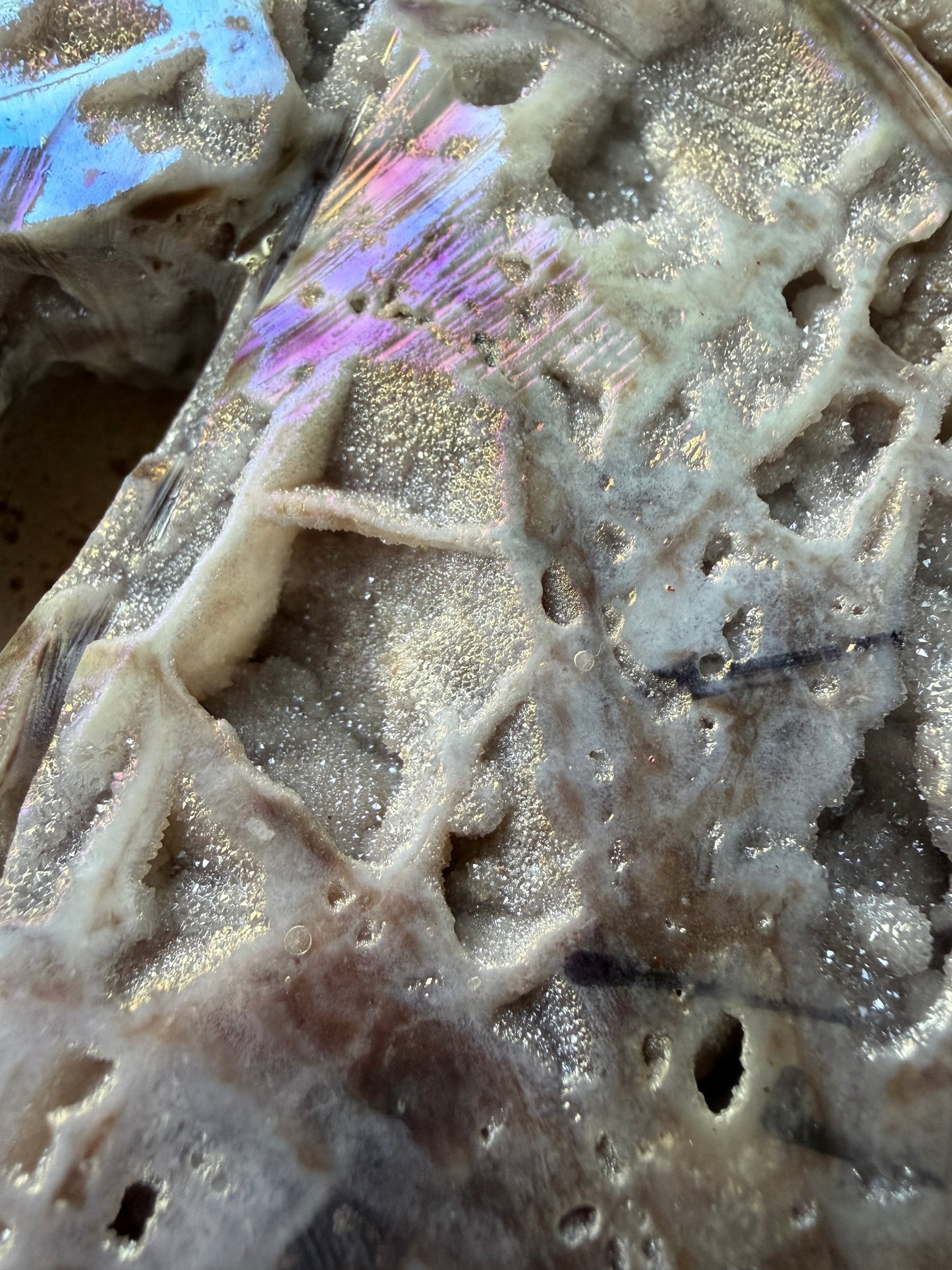 Aura-Quarz Einhorn – handgeschnitztes Unikat (Nr. 1)