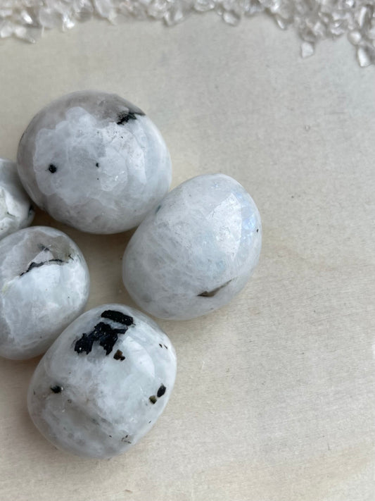 Regenbogen Mondstein Trommelstein