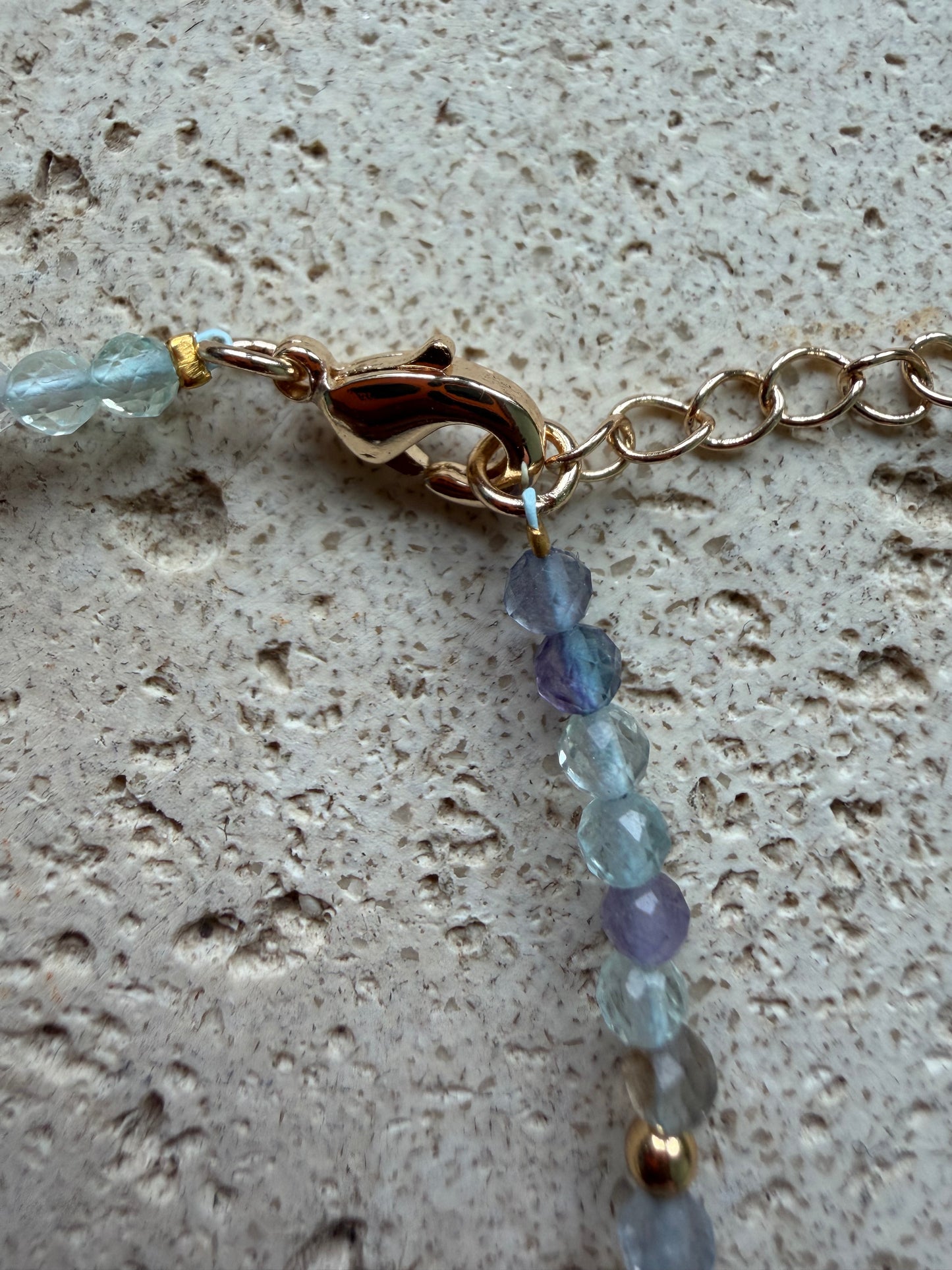 filigranes Fluorit Süßwasserperle Armband gold Naturstein