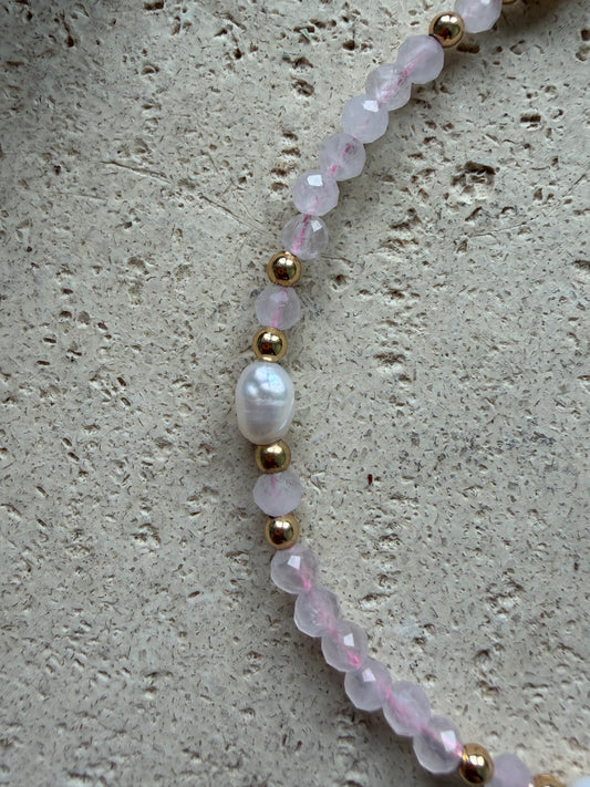 Rosenquarz Armband mit facettierten Natursteinen und Süßwasserperlen – verstellbar, goldfarben