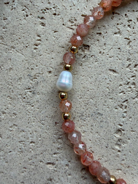 Sonnenstein Armband mit facettierten Natursteinen und Süßwasserperlen – verstellbar, goldfarben