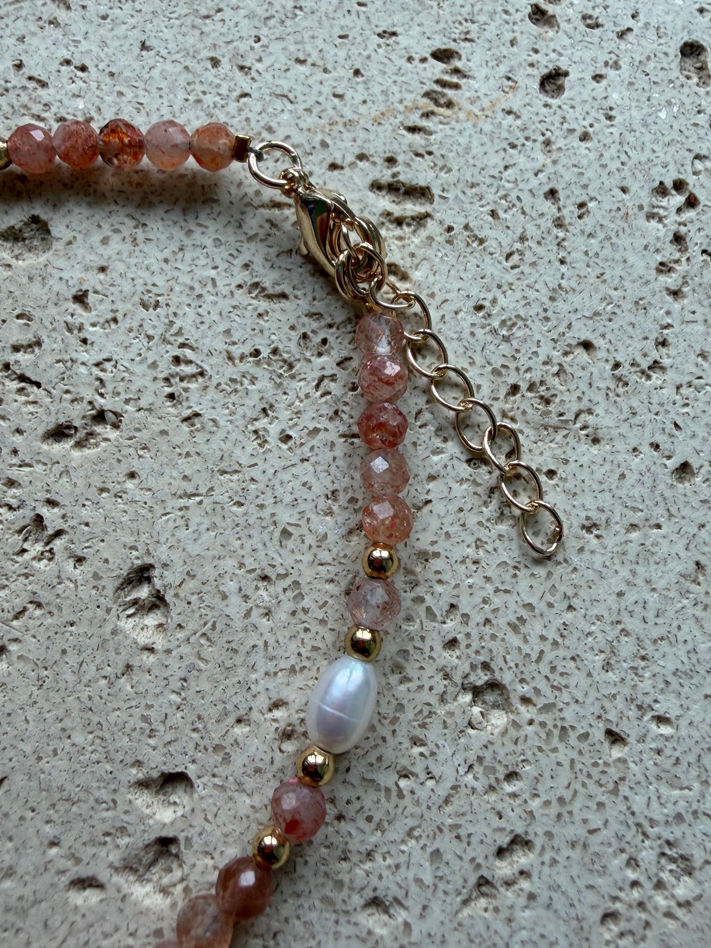 Sonnenstein Armband mit facettierten Natursteinen und Süßwasserperlen – verstellbar, goldfarben