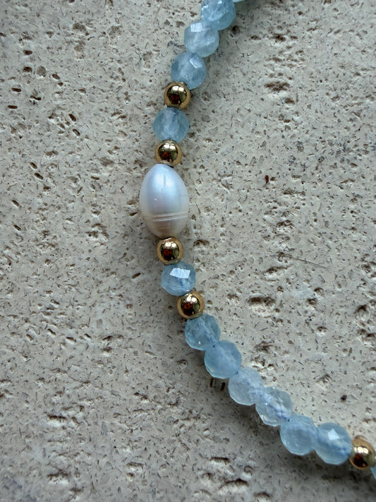 Aquamarin Armband mit facettierten Natursteinen und Süßwasserperlen – verstellbar, goldfarben
