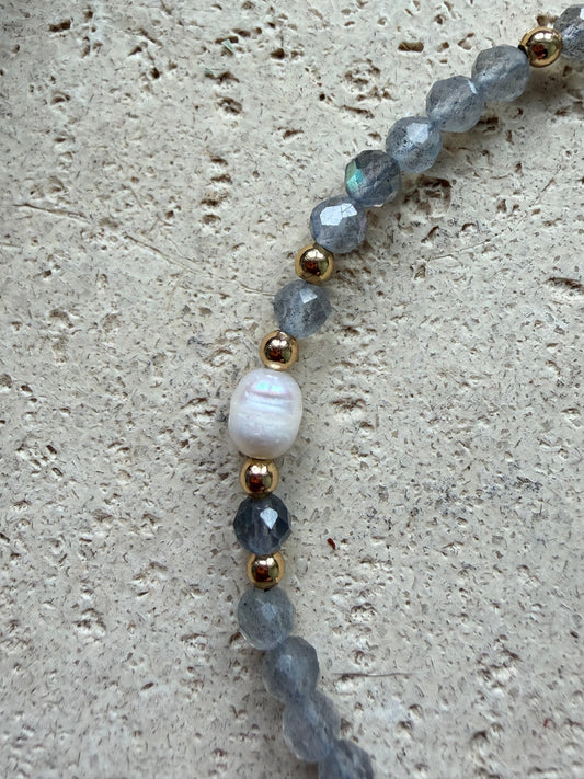 Labradorit Armband mit facettierten Natursteinen und Süßwasserperlen – verstellbar, goldfarben