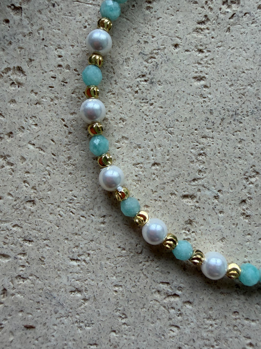Amazonit Armband mit facettierten Natursteinen und Süßwasserperlen – verstellbar, goldfarben