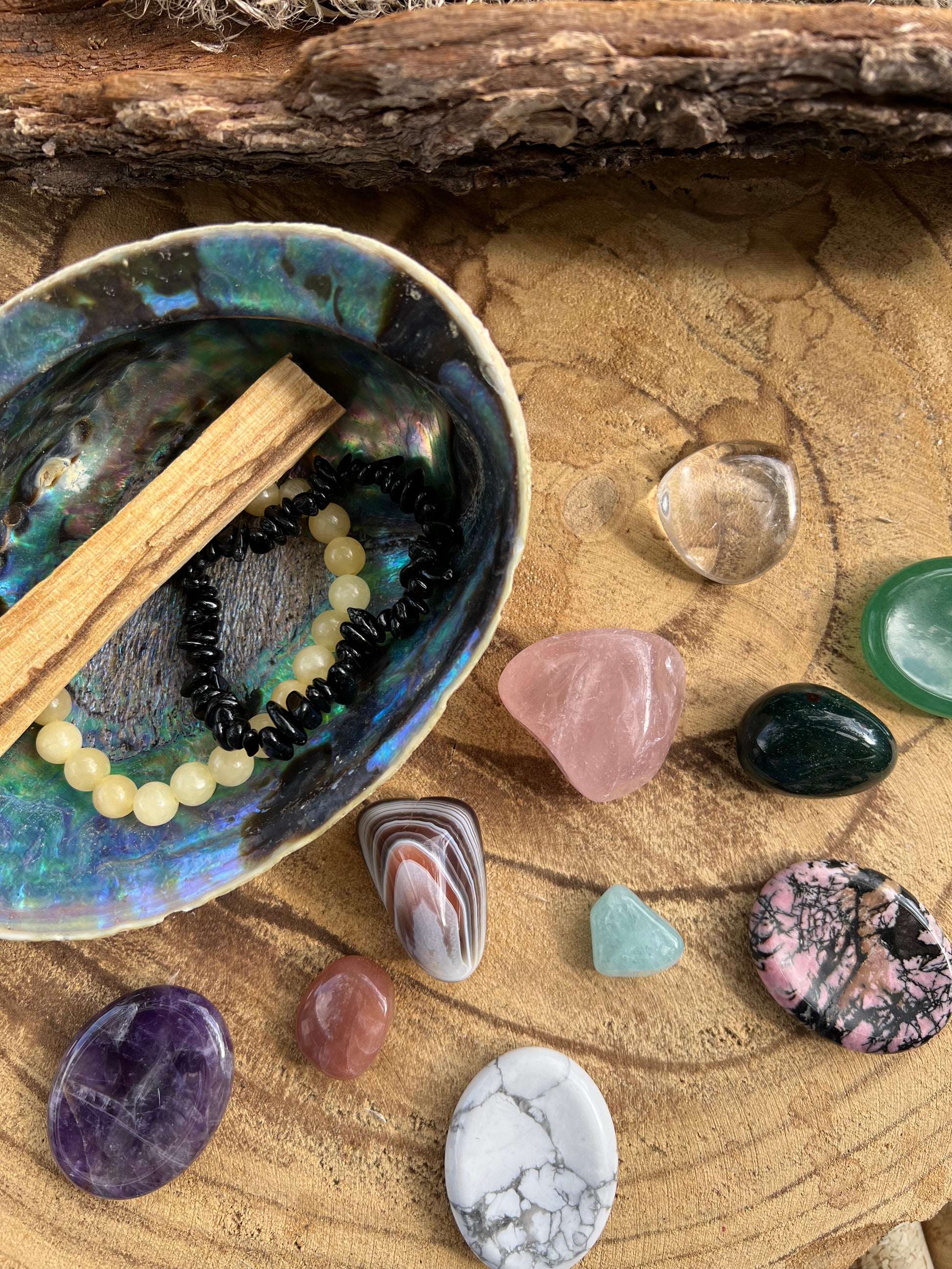 Edelsteinset für Anfänger mit Amethyst Rosenquarz Bergkristall und weiteren Heilsteinen