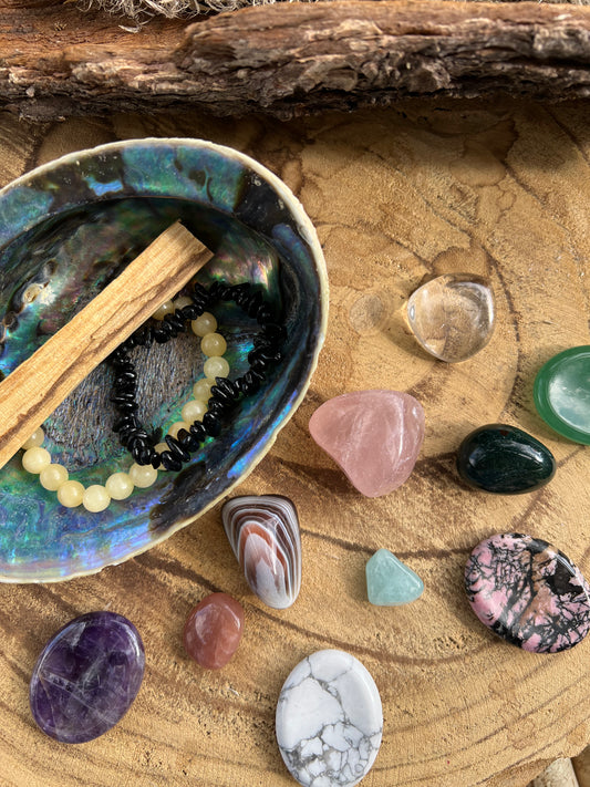 Edelsteinset für Anfänger mit Amethyst Rosenquarz Bergkristall und weiteren Heilsteinen