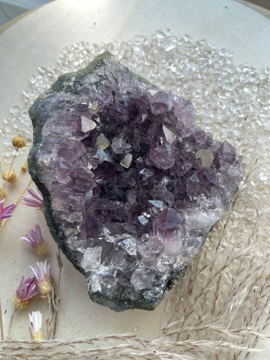 Amethyst Cluster (mit Calcit) Uruguay