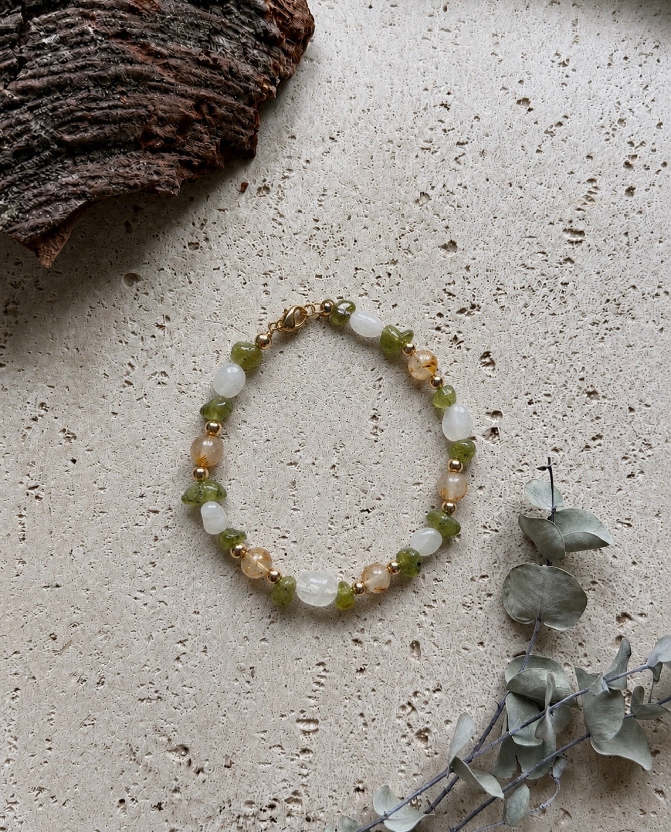 Handgefertigtes Earthlight Armband aus Peridot Mondstein und Rutilquarz mit goldfarbenen Edelstahlperlen