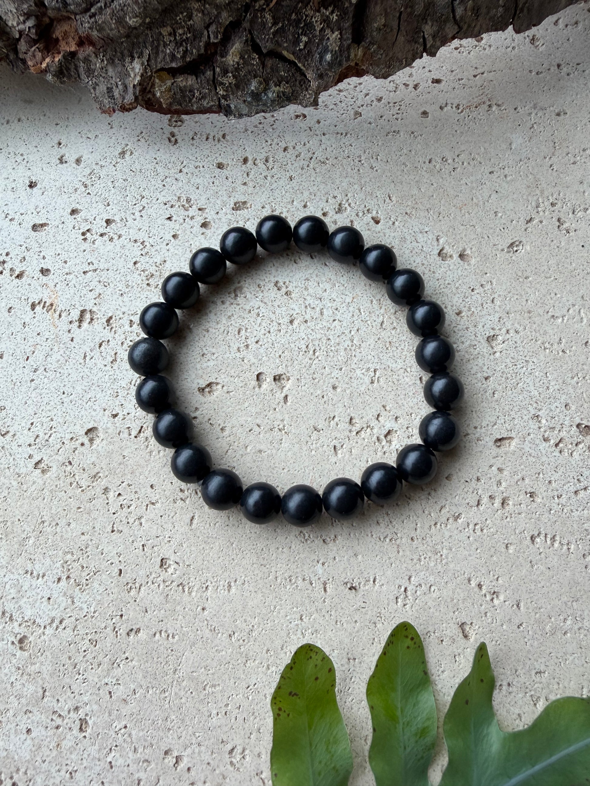 Schungit Armband mit 8 mm Perlen auf Stretchband – Naturlichtmagie