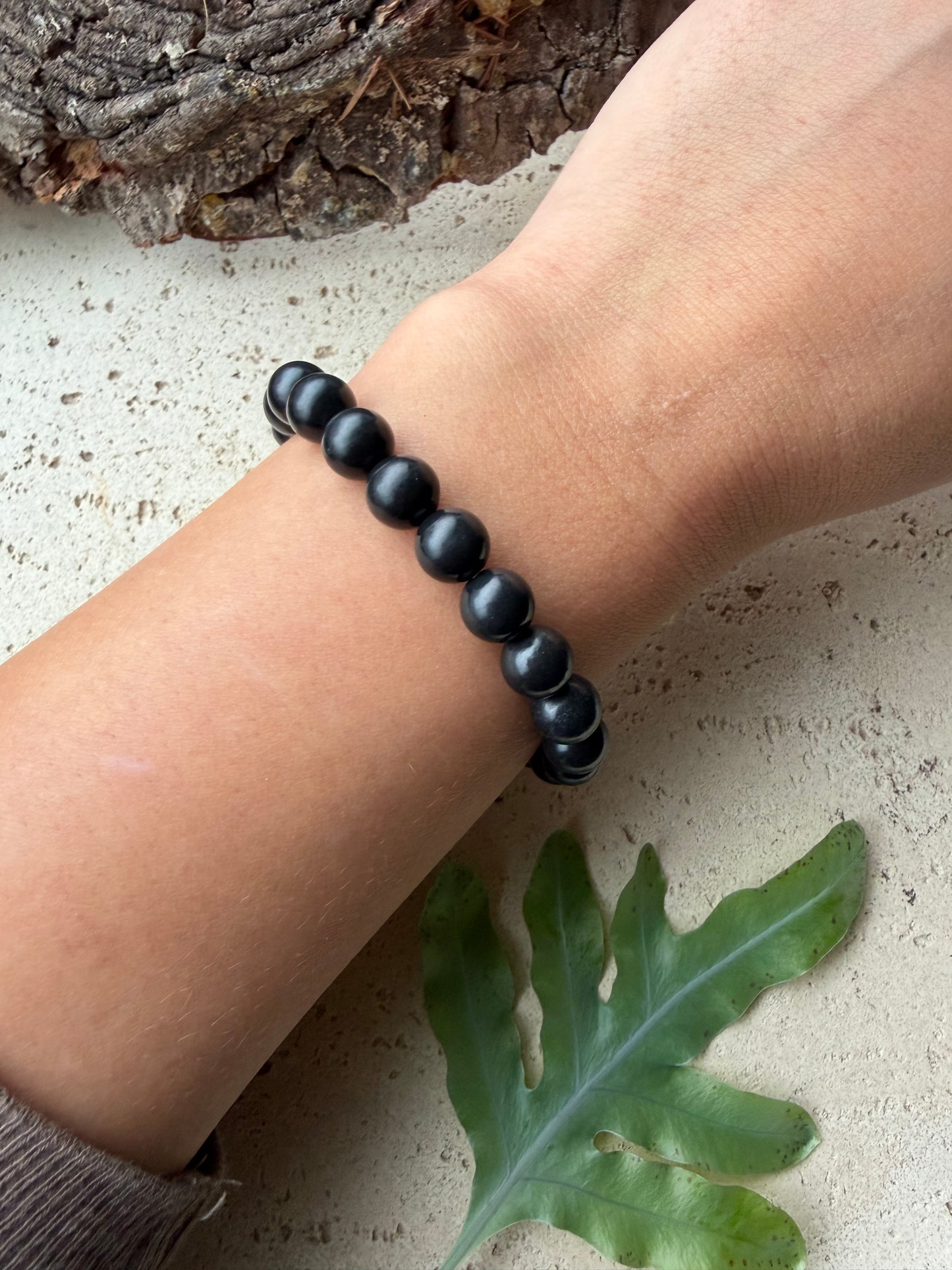 Schungit Armband mit 8 mm Perlen auf Stretchband – Naturlichtmagie