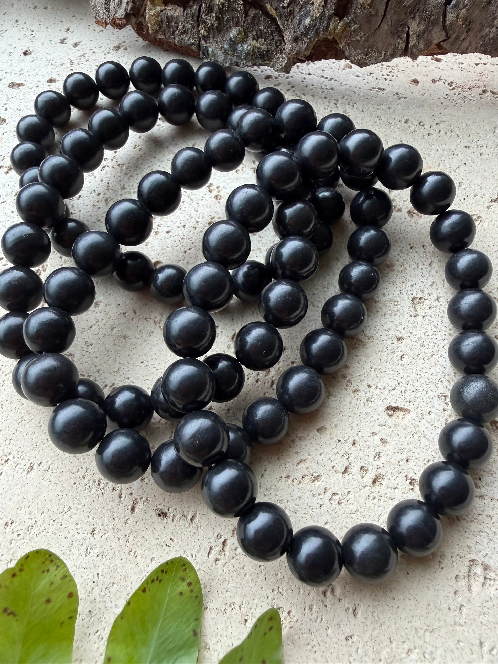 Schungit Armband mit 8 mm Perlen auf Stretchband – Naturlichtmagie