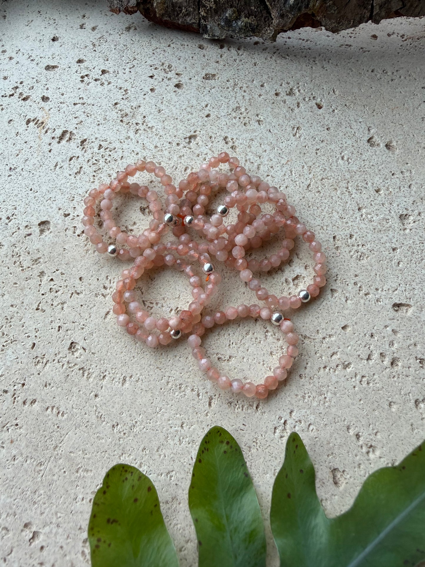 Sonnenstein Ring – facettierte Natursteinperlen | elastisch & flexibel