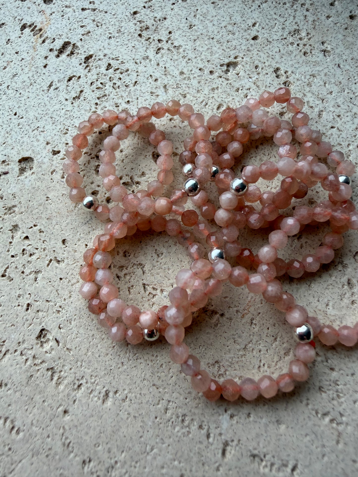 Sonnenstein Ring – facettierte Natursteinperlen | elastisch & flexibel