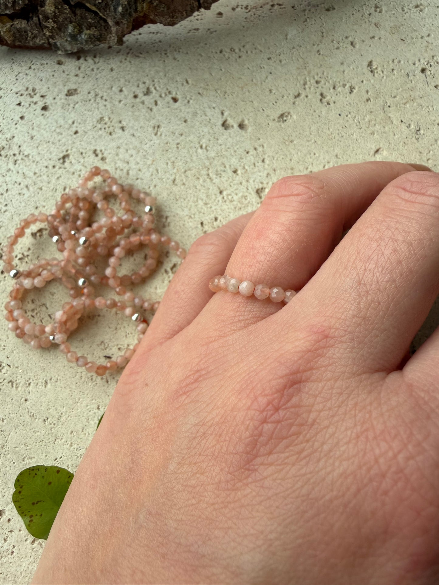 Sonnenstein Ring – facettierte Natursteinperlen | elastisch & flexibel