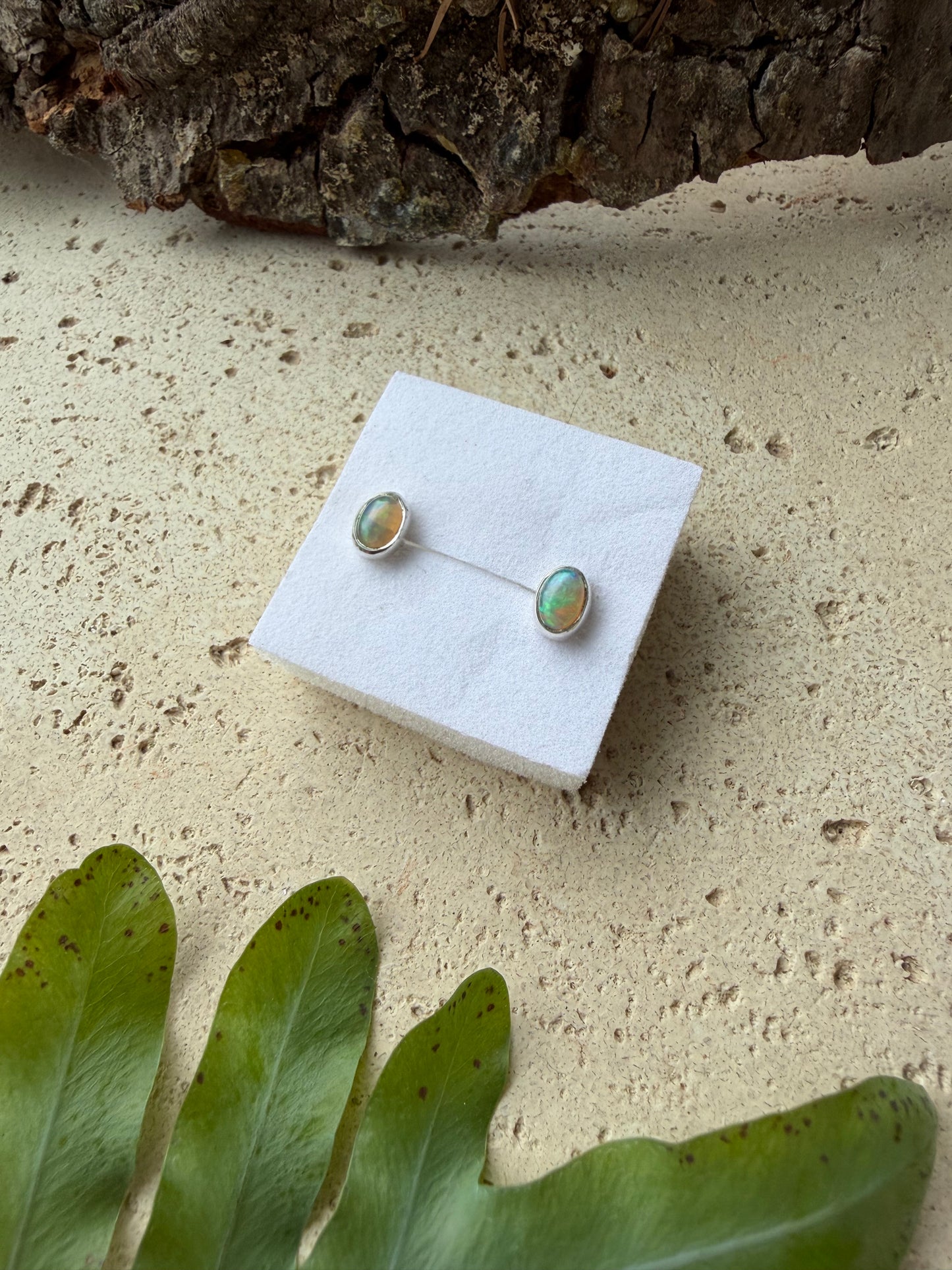 Ohrstecker aus 925 Silber mit äthiopischem Opal – Naturstein, zart & elegant