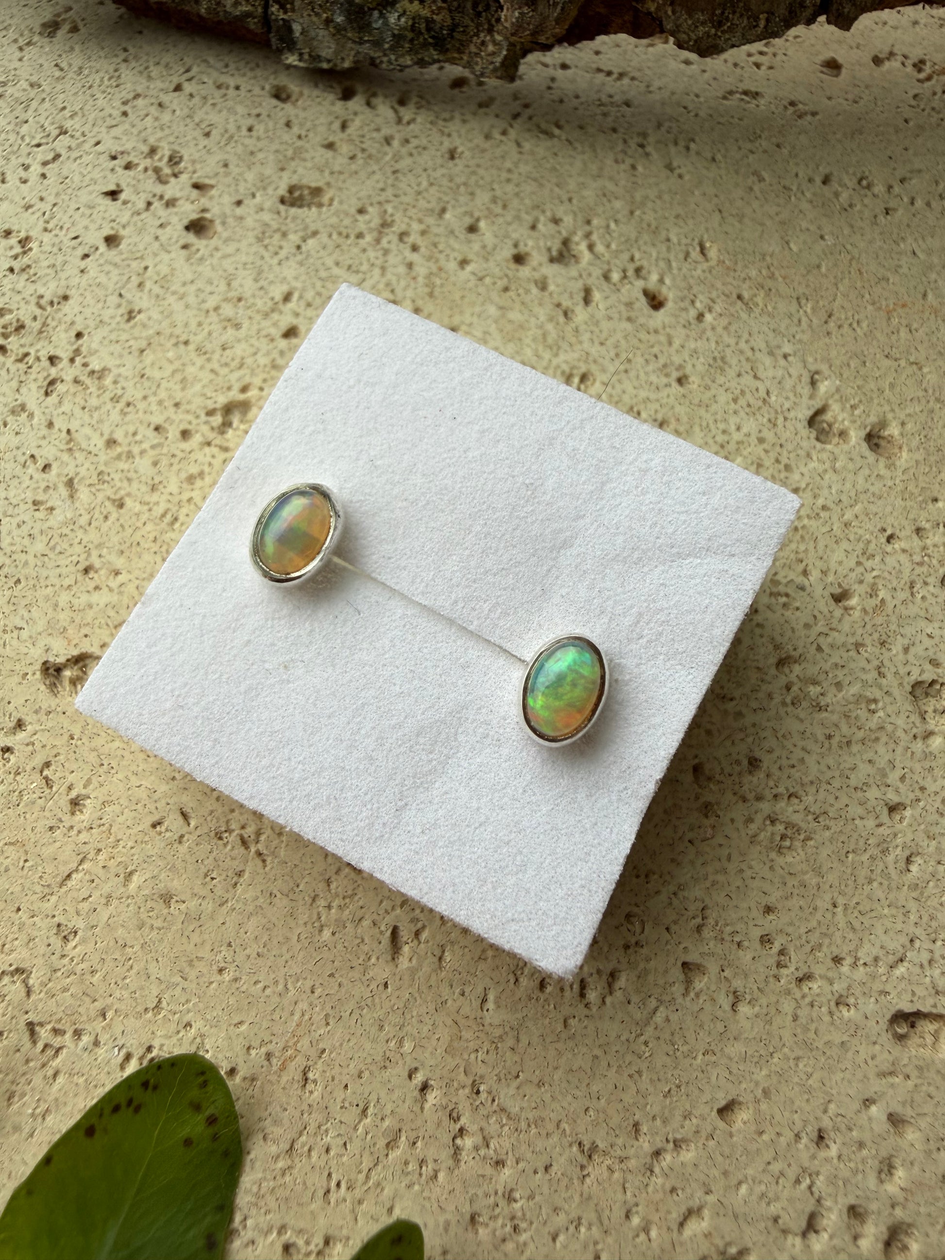 Ohrstecker aus 925 Silber mit äthiopischem Opal – Naturstein, zart & elegant