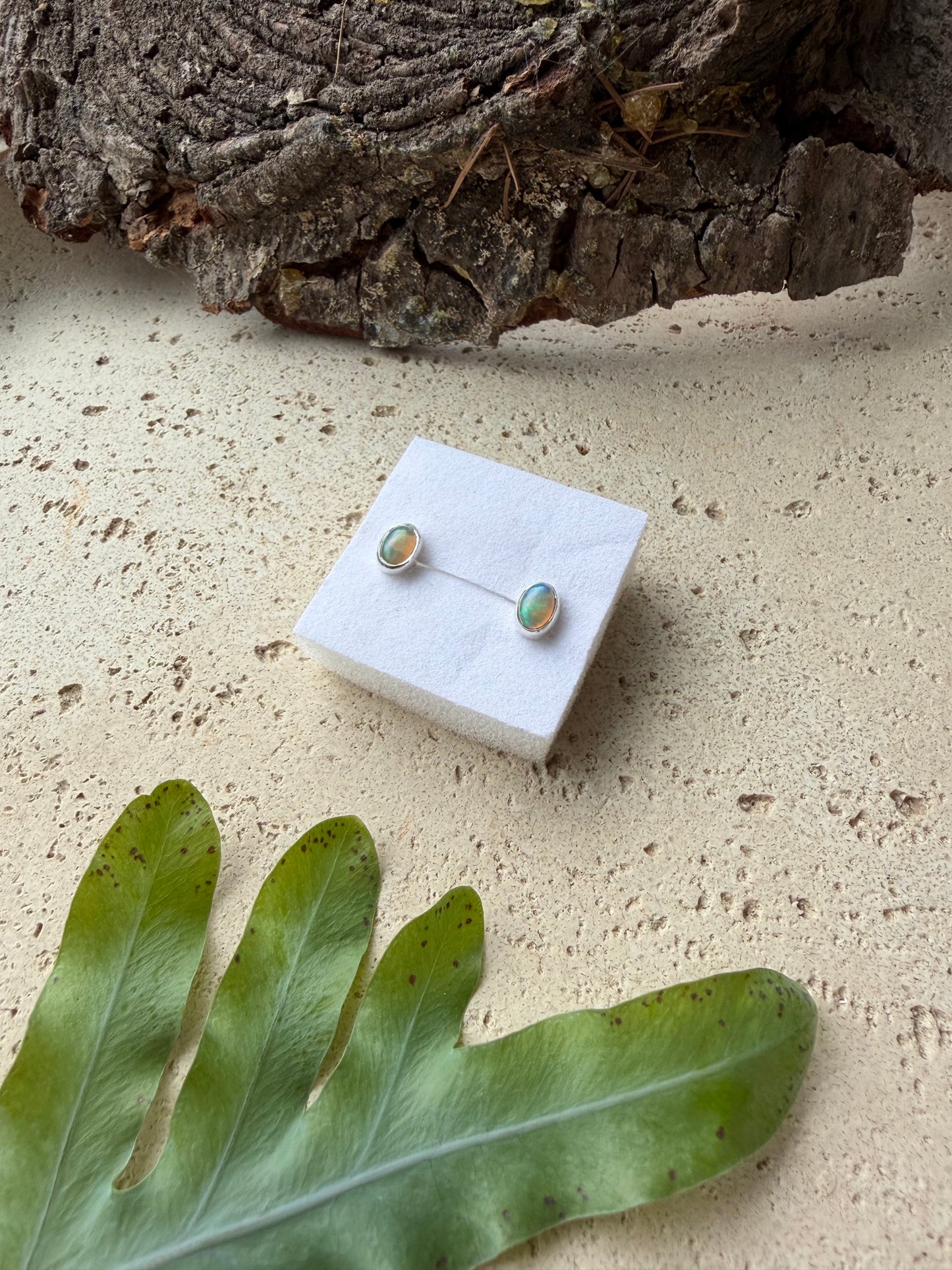 Ohrstecker aus 925 Silber mit äthiopischem Opal – Naturstein, zart & elegant