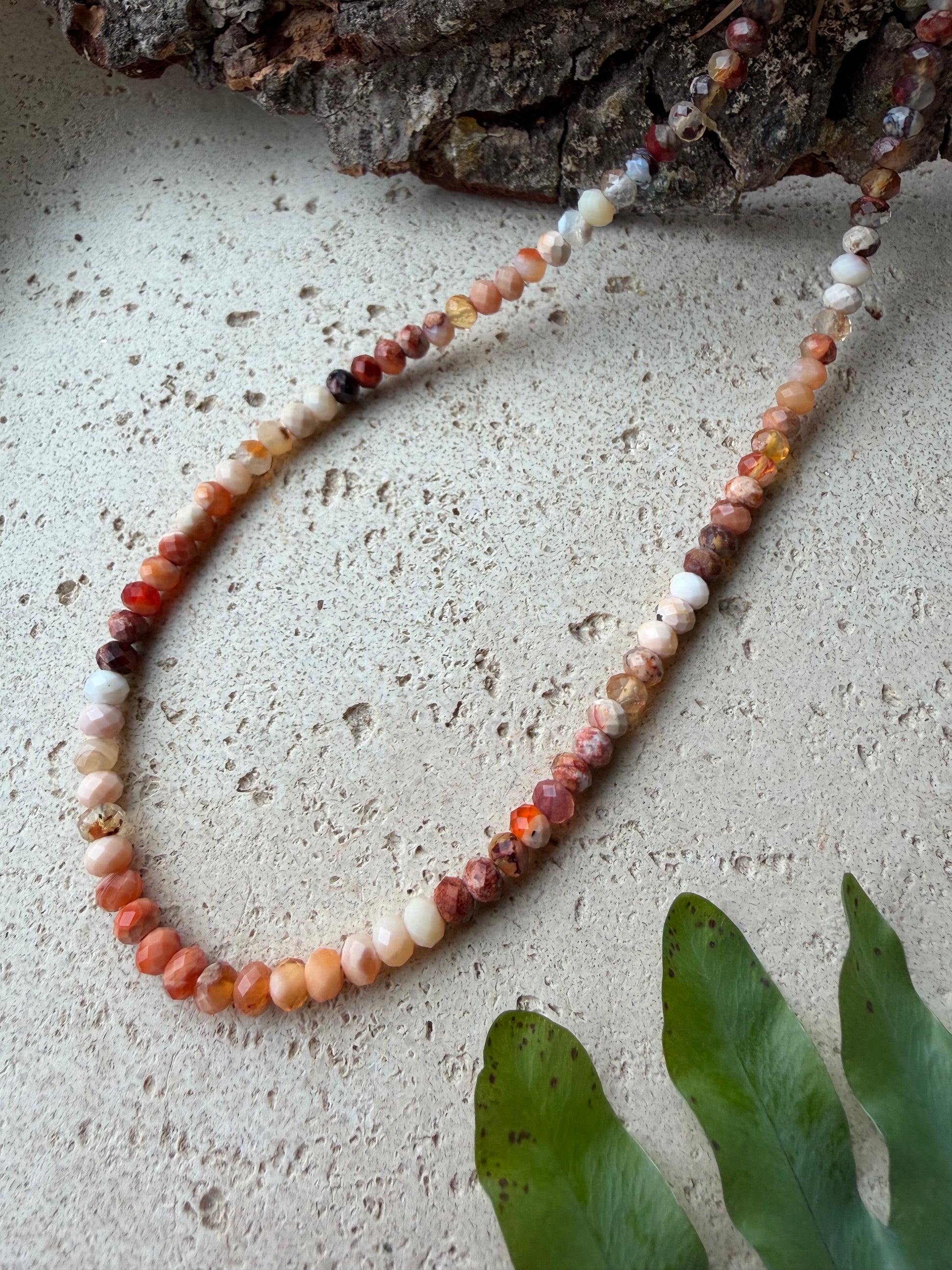 Feueropal Halskette mit facettierten Linsen und 925 Silber Karabinerverschluss – Naturstein, Naturlichtmagie