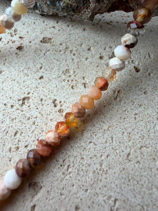 Feueropal Halskette mit facettierten Linsen und 925 Silber Karabinerverschluss – Naturstein, Naturlichtmagie