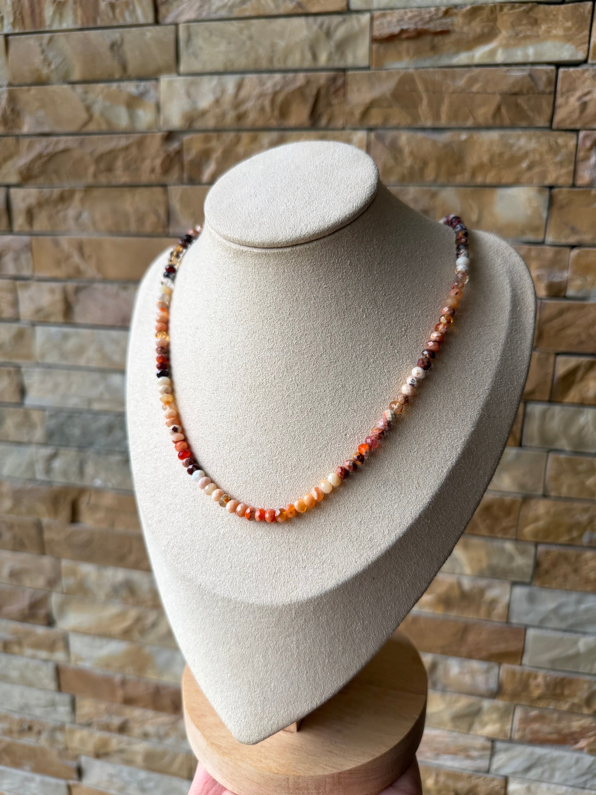 Feueropal Halskette mit facettierten Linsen und 925 Silber Karabinerverschluss – Naturstein, Naturlichtmagie