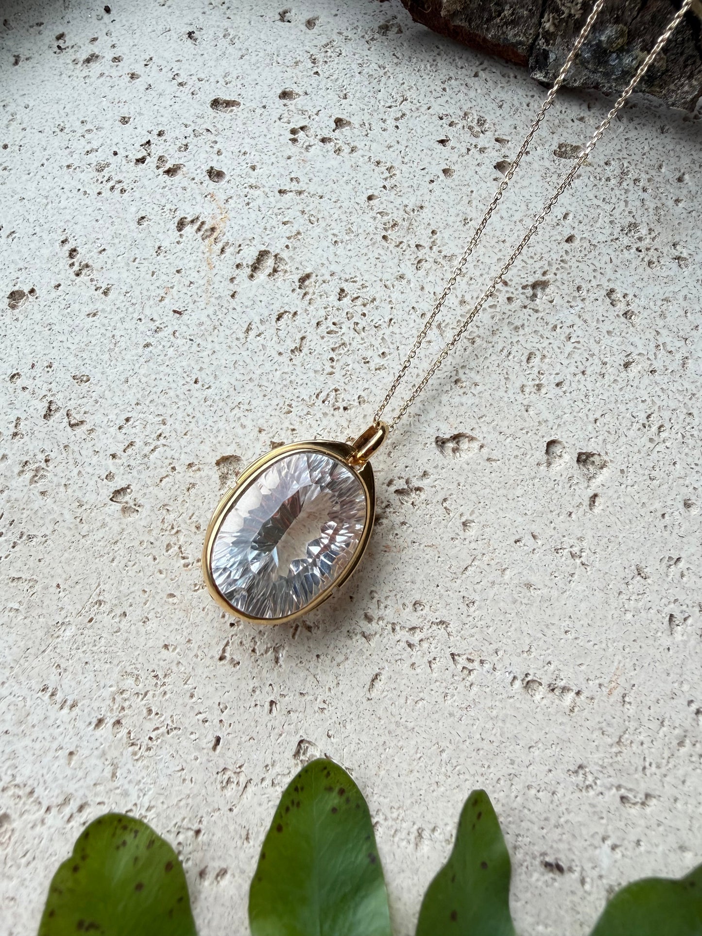 Bergkristall Concave Cut Anhänger mit vergoldeter 925-Silberkette – Naturlichtmagie