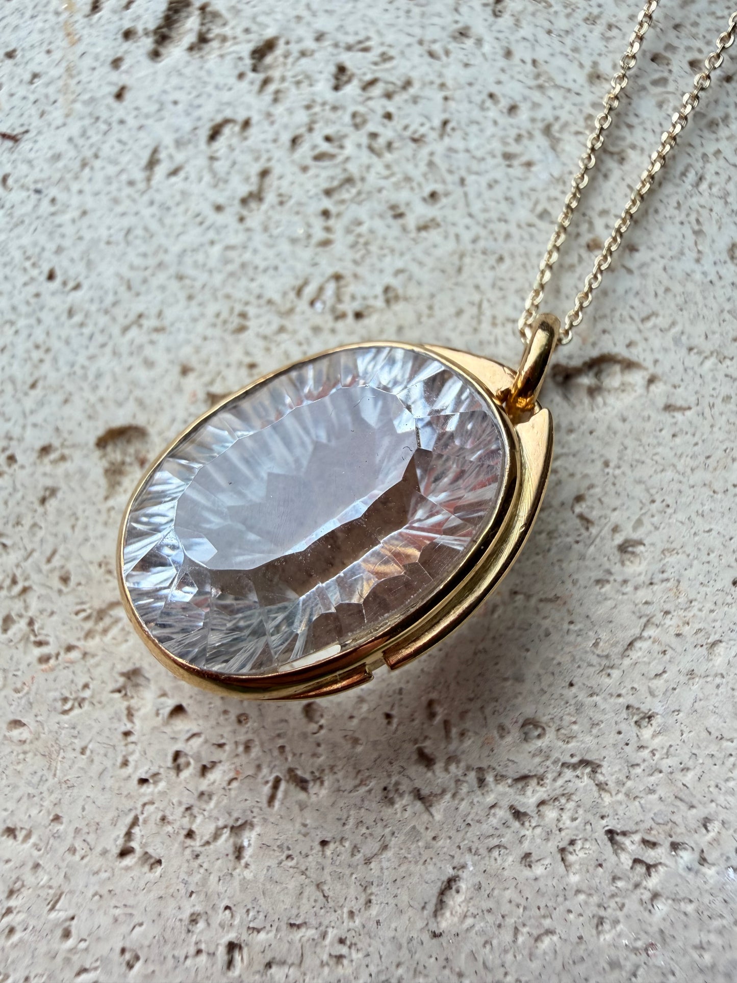 Bergkristall Concave Cut Anhänger mit vergoldeter 925-Silberkette – Naturlichtmagie