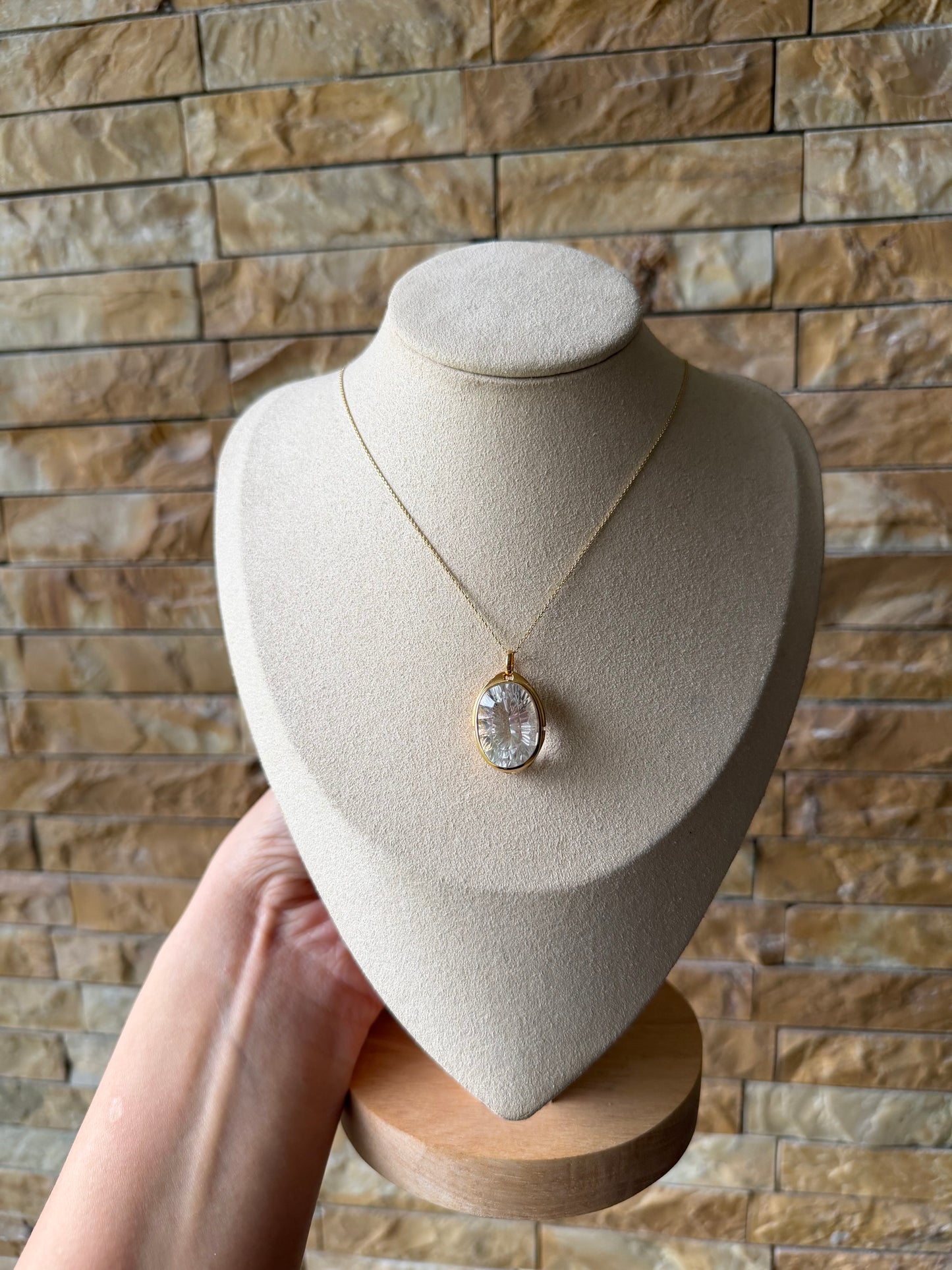 Bergkristall Concave Cut Anhänger mit vergoldeter 925-Silberkette – Naturlichtmagie