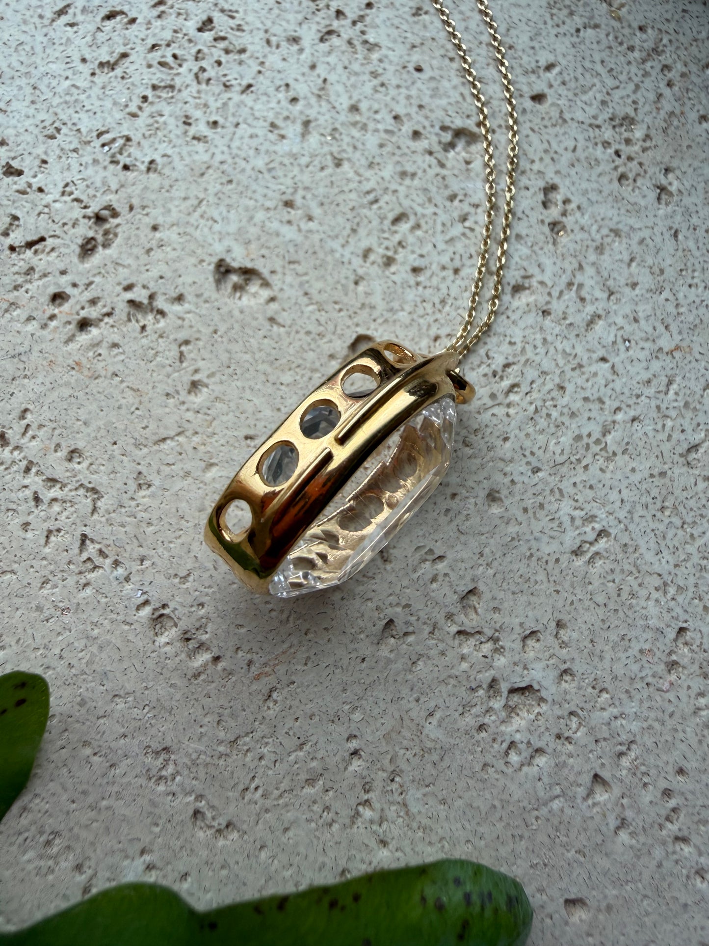 Bergkristall Concave Cut Anhänger mit vergoldeter 925-Silberkette – Naturlichtmagie