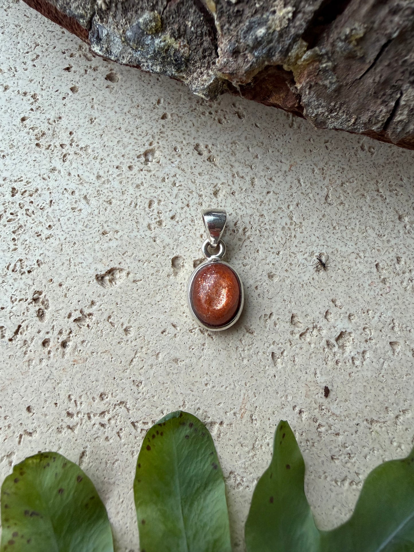 Oval geformter Sonnenstein-Anhänger in 925 Silber, ca. 1 cm – Naturlichtmagie