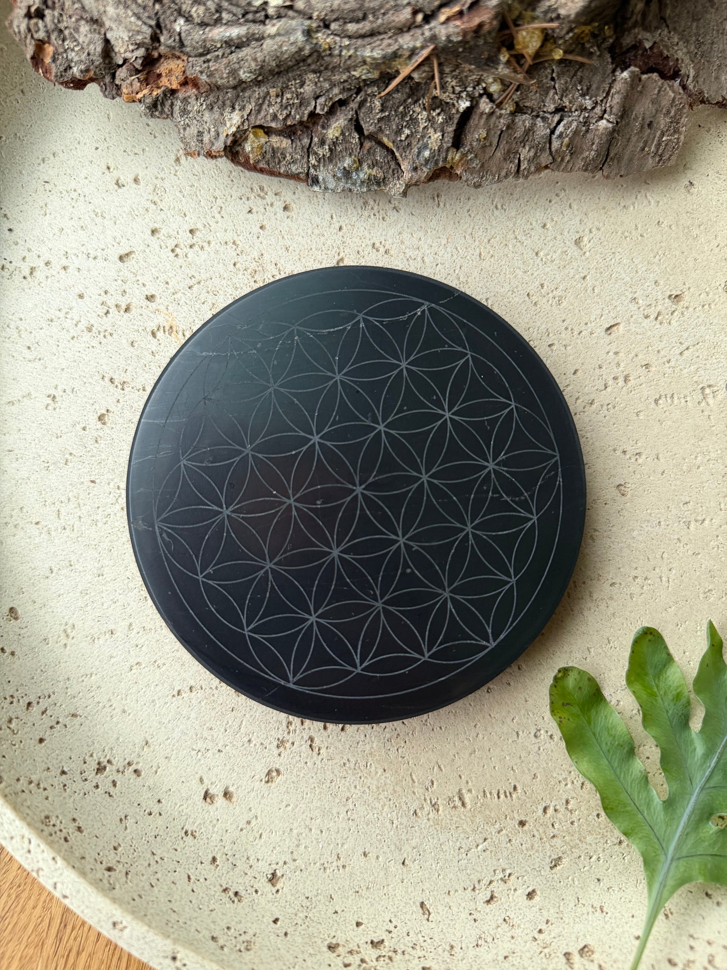 Schungit Platte rund mit der Blume des Lebens (Gravur)
