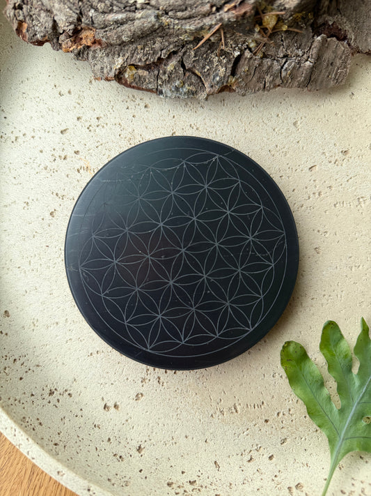 Schungit Platte rund mit der Blume des Lebens (Gravur)