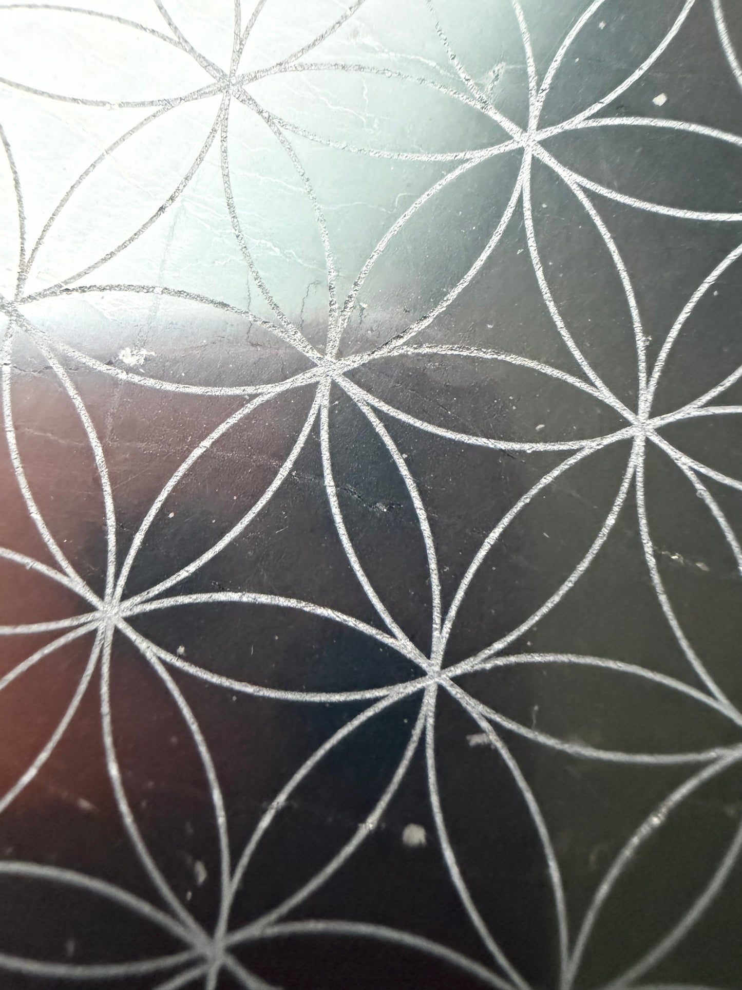 Schungit Platte rund mit der Blume des Lebens (Gravur)