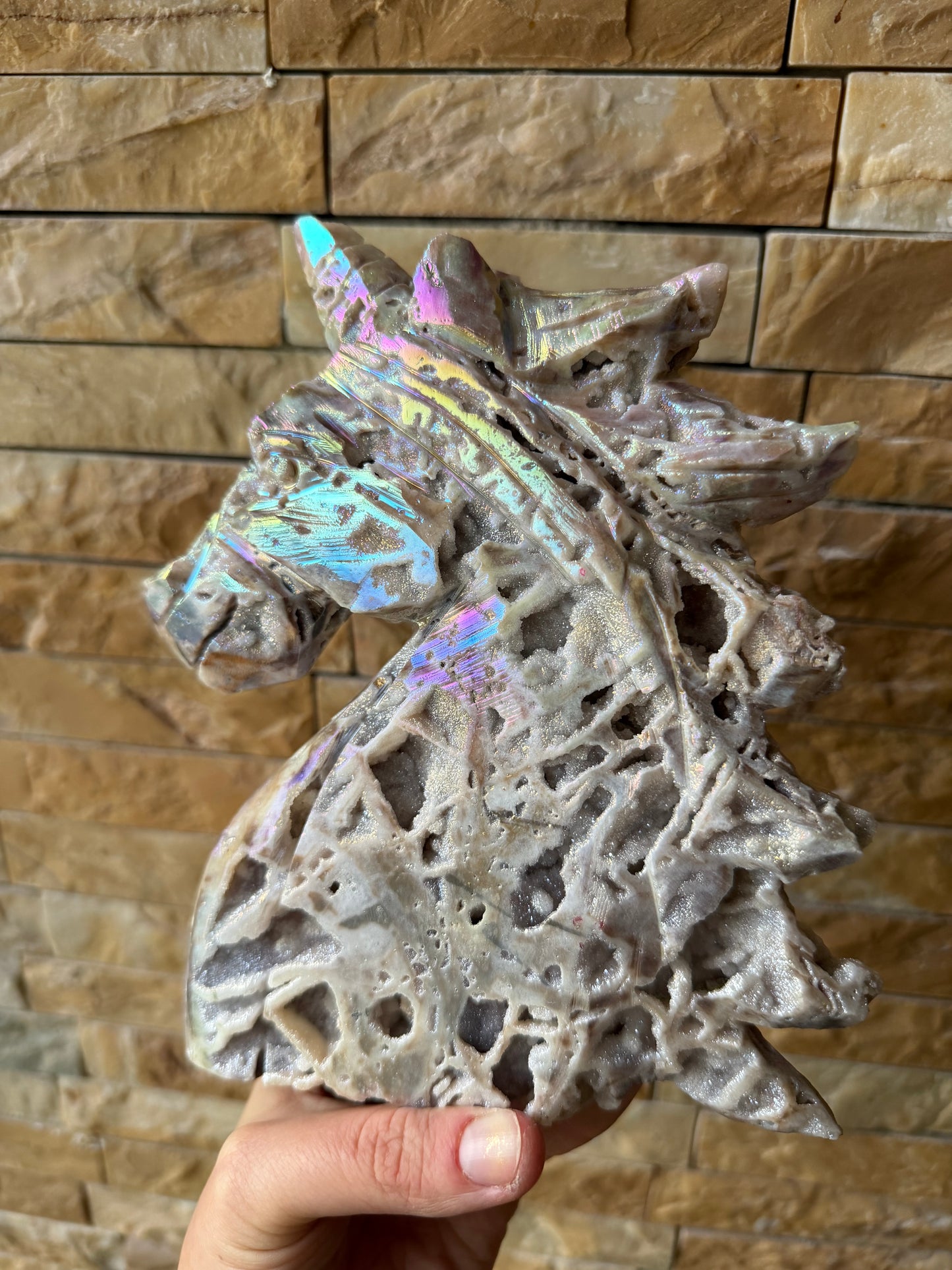 Aura-Quarz Einhorn – handgeschnitztes Unikat (Nr. 1)