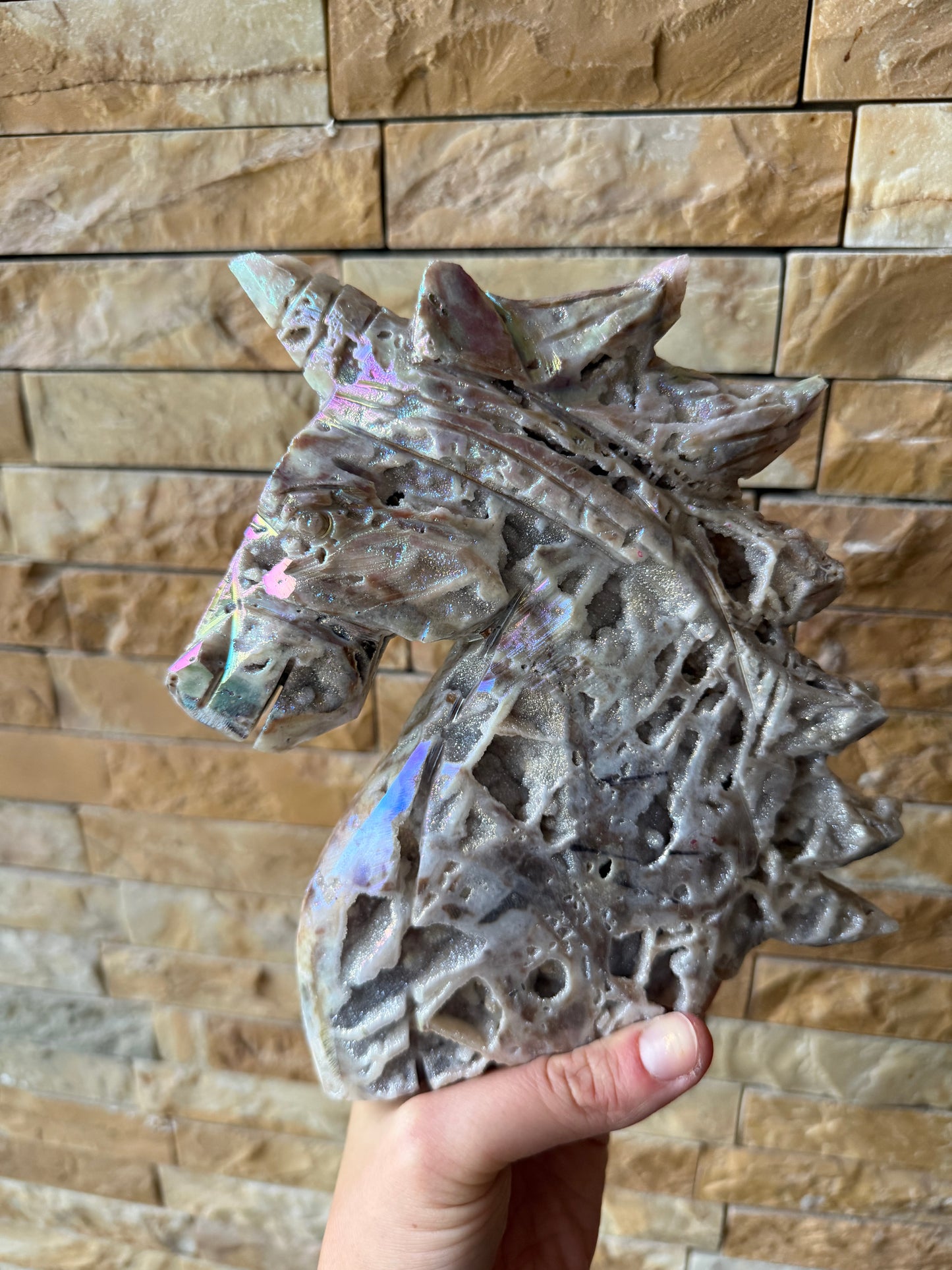 Aura-Quarz Einhorn – handgeschnitztes Unikat (Nr. 1)