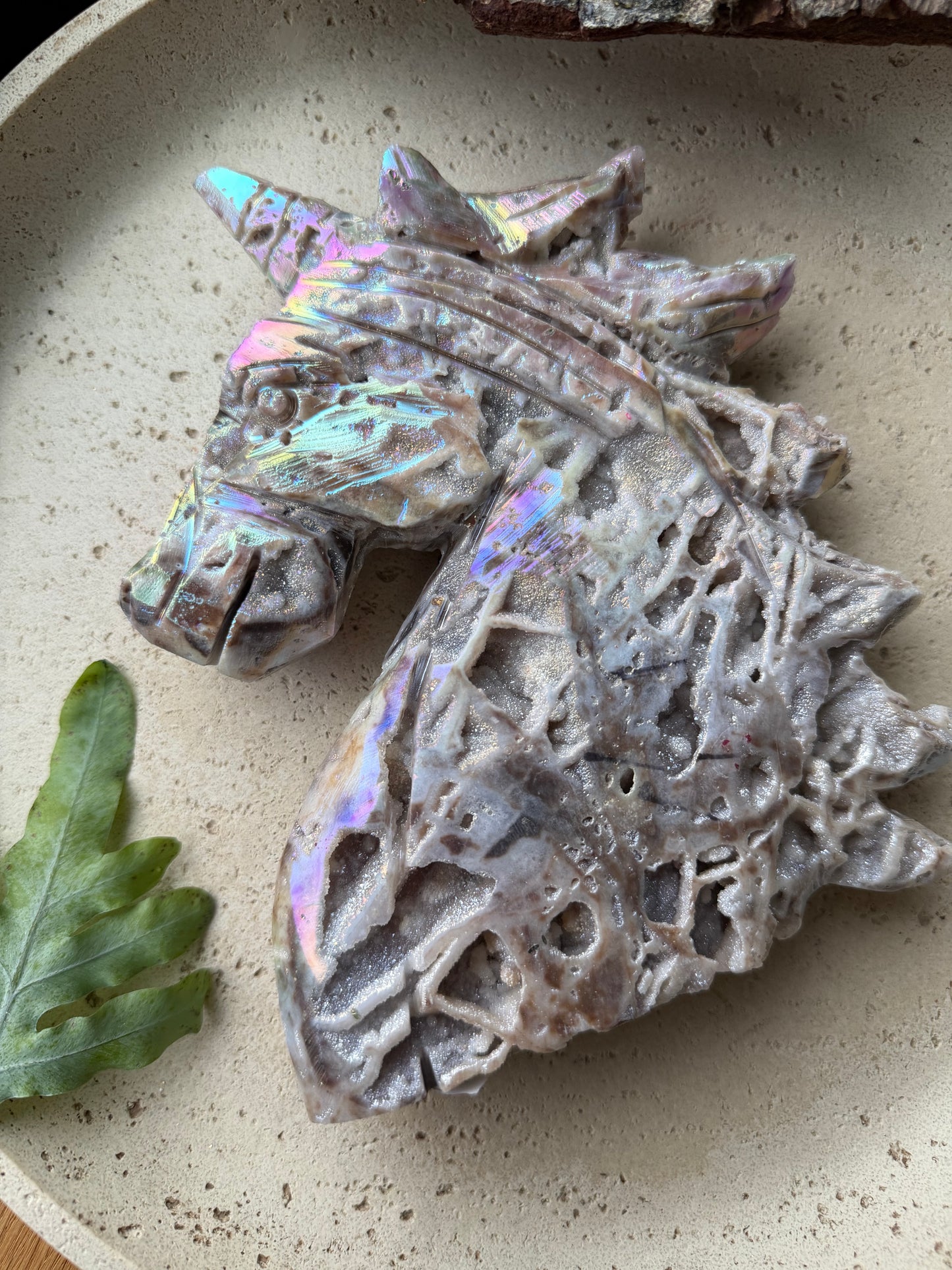 Aura-Quarz Einhorn – handgeschnitztes Unikat (Nr. 1)