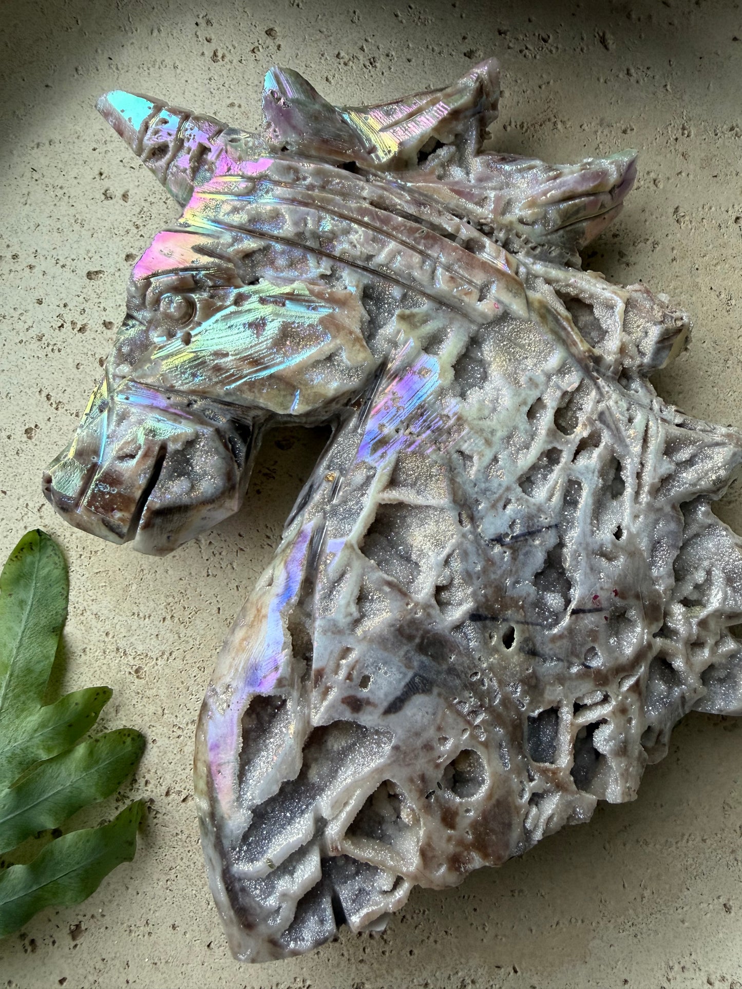 Handgeschnitztes Aura-Quarz Einhorn aus Mexiko mit Regenbogenglanz – Naturlichtmagie