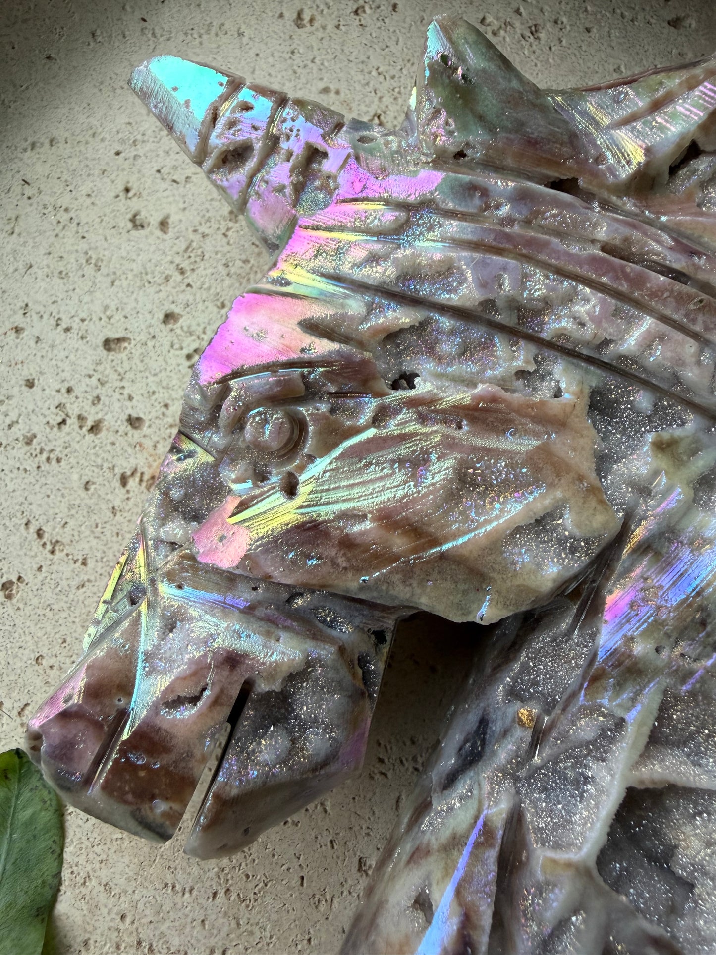 Handgeschnitztes Aura-Quarz Einhorn aus Mexiko mit Regenbogenglanz – Naturlichtmagie