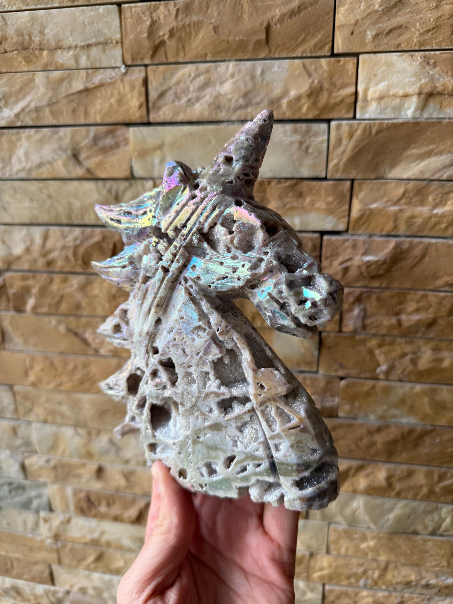 Aura-Quarz Einhorn – handgeschnitztes Unikat (Nr. 2)