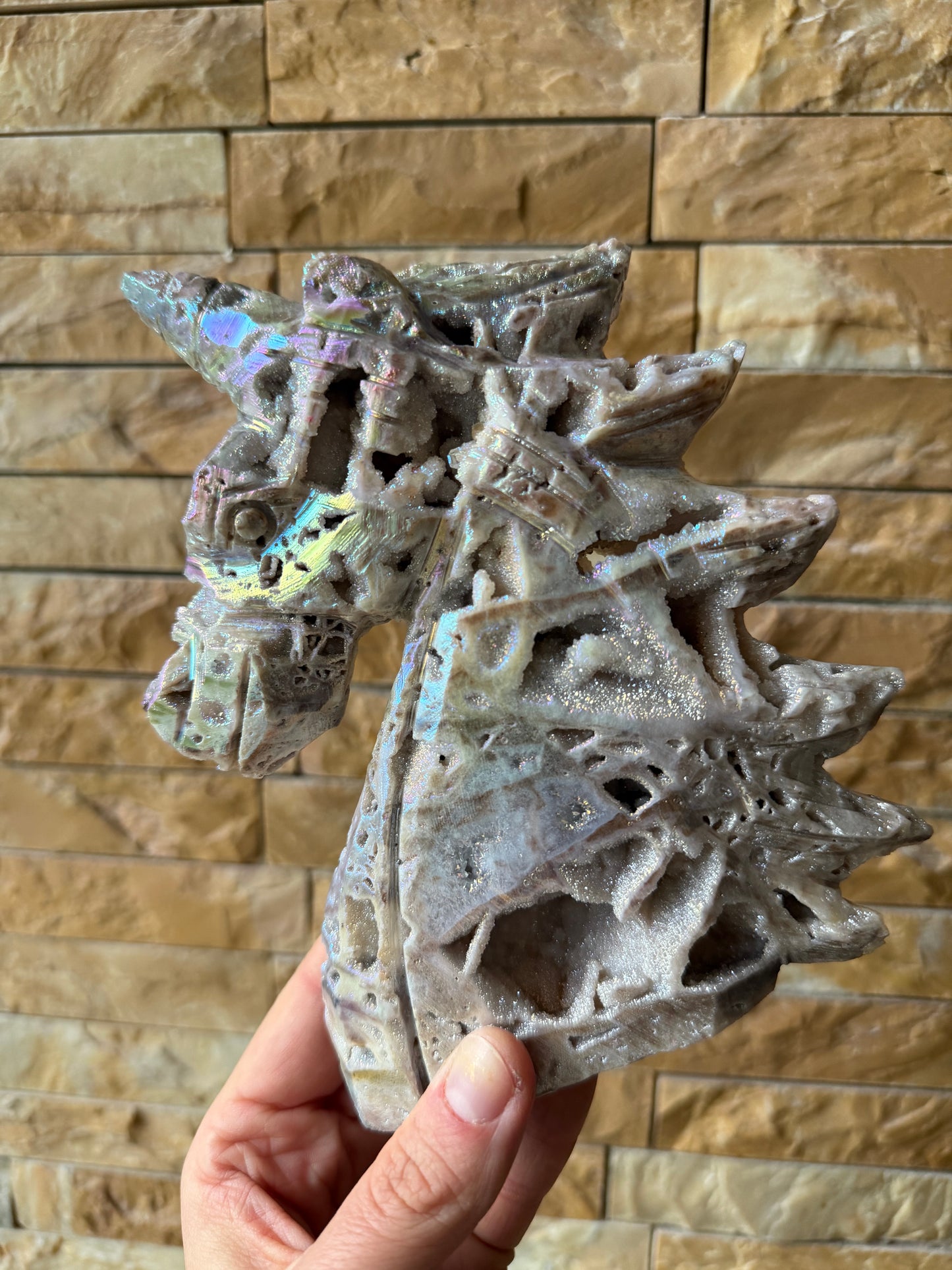 Aura-Quarz Einhorn – handgeschnitztes Unikat (Nr. 2)