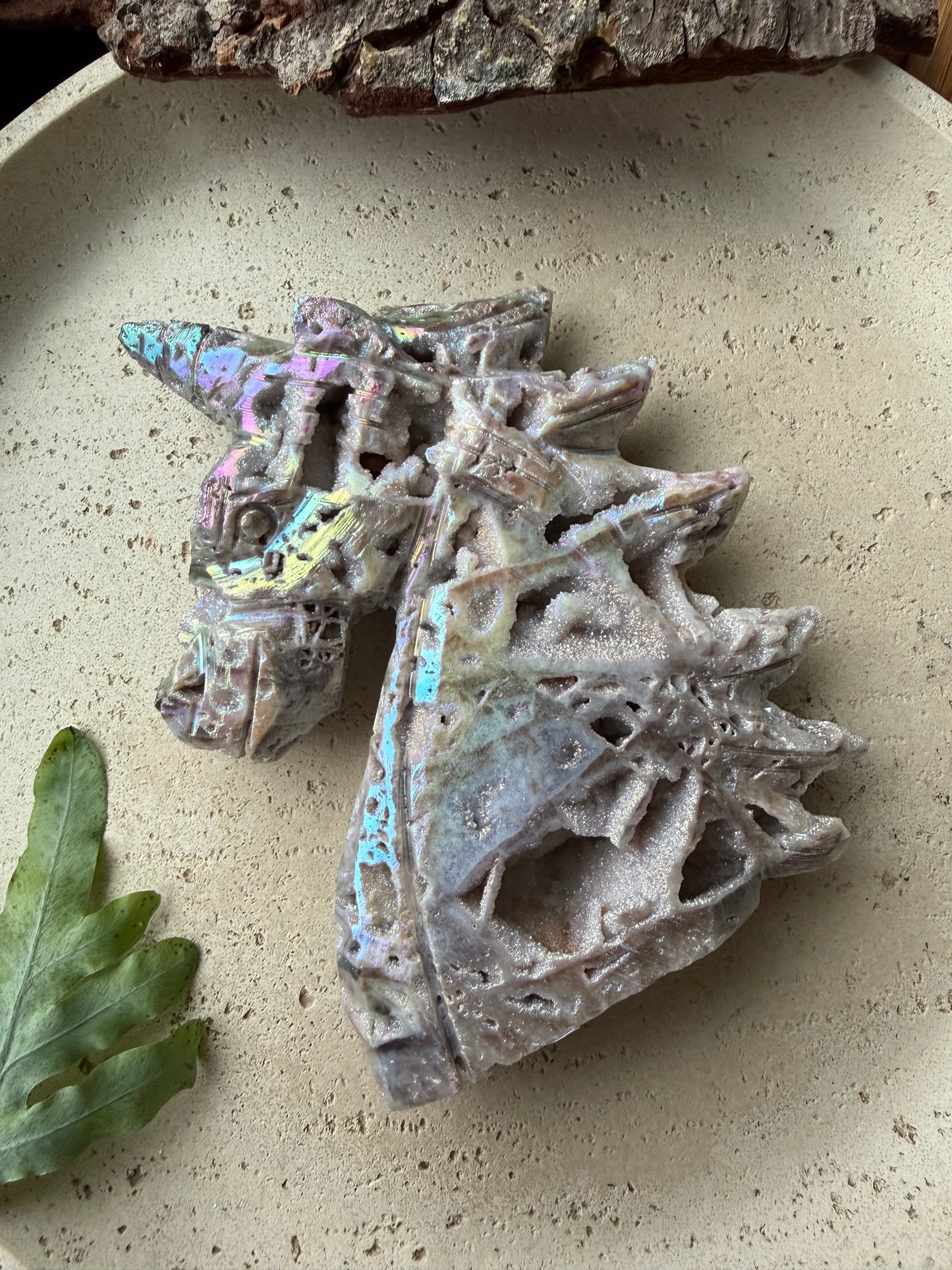 Aura-Quarz Einhorn – handgeschnitztes Unikat (Nr. 2)