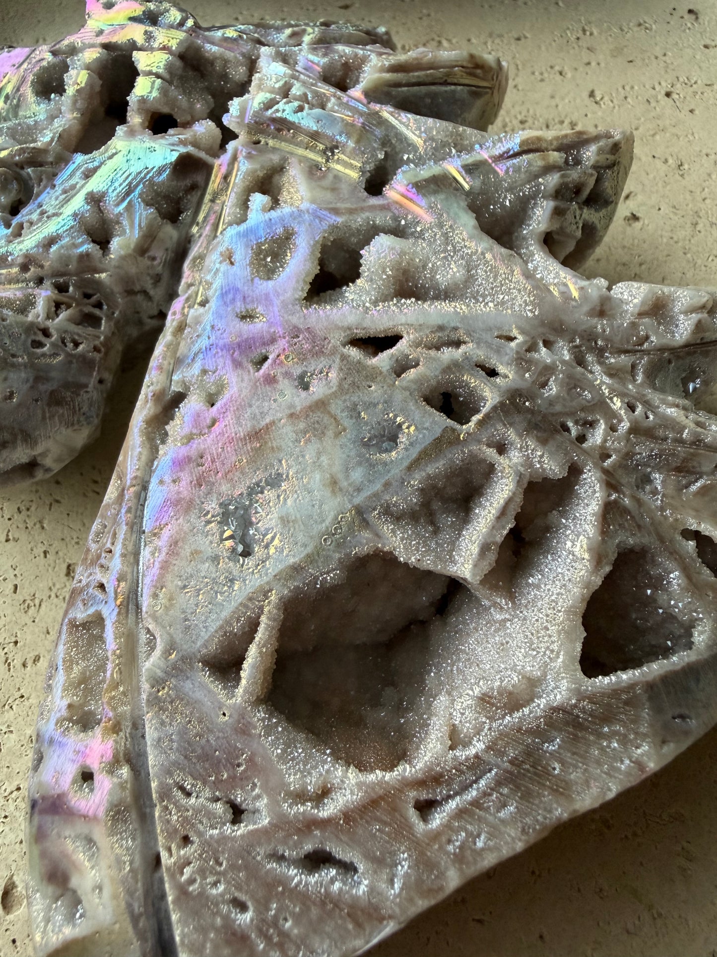 Aura-Quarz Einhorn – handgeschnitztes Unikat (Nr. 2)