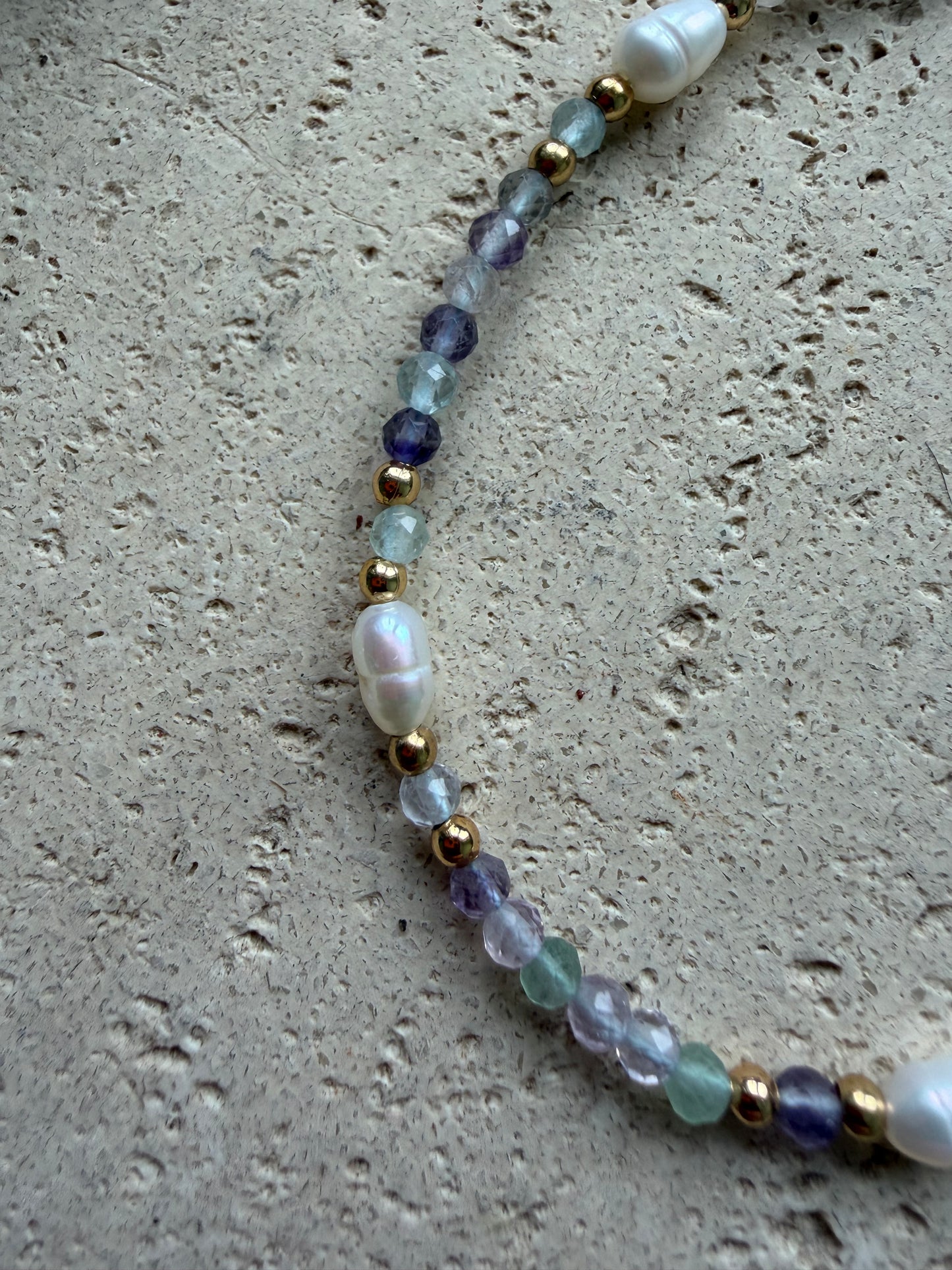 filigranes Fluorit Süßwasserperle Armband gold Naturstein