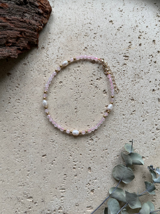Rosenquarz Armband mit facettierten Natursteinen und Süßwasserperlen – verstellbar, goldfarben