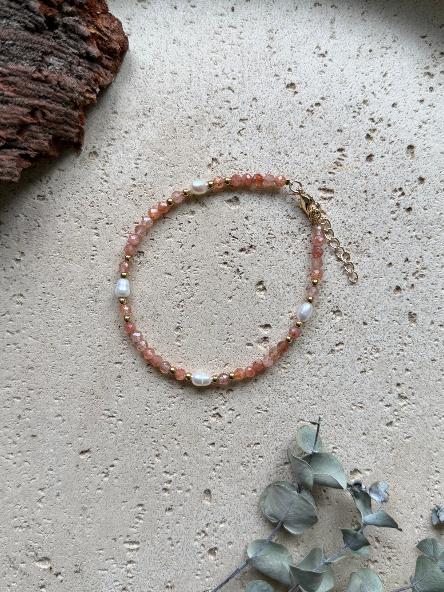 Sonnenstein Armband mit facettierten Natursteinen und Süßwasserperlen – verstellbar, goldfarben